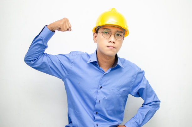 悲伤、紧张、沮丧和愤怒的建筑工人大声绝望地喊叫图片下载