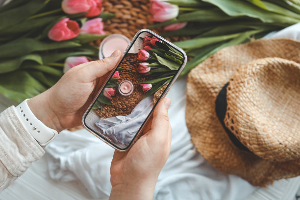 女孩用手机拍了张照片，夏日的美学图片下载