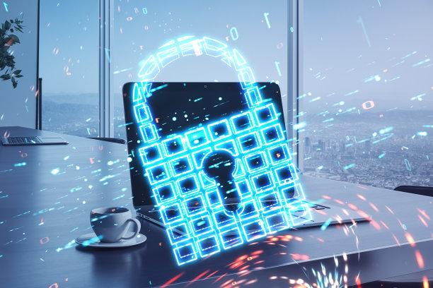 靠近笔记本电脑的桌面与咖啡杯和发光的安全挂锁图标模糊的办公室与城市景观背景。安全，保护和网上冲浪的概念。双重曝光。图片下载