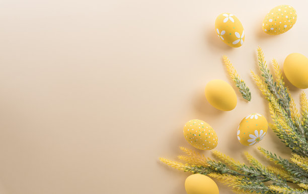 复活节快乐!色彩鲜艳的复活节彩蛋。复活节庆祝时间的问候和礼物的装饰概念。图片下载