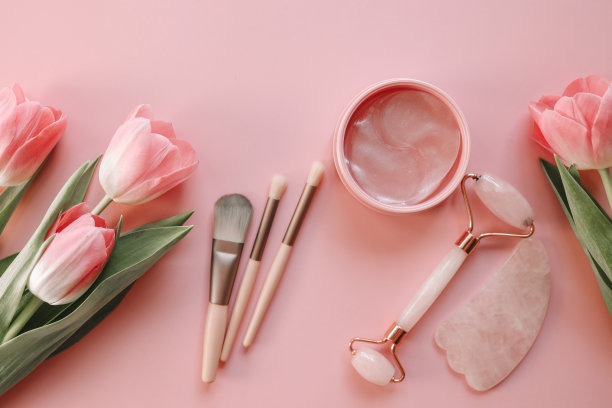 俯视图化妆品套装，化妆刷，眼罩，脸辊图片下载