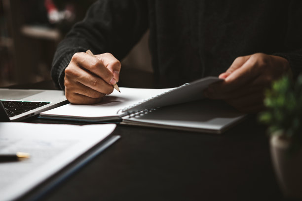 商务人士对书本的阅读和写作。教育研究知识发展和认知学习理念。图片下载