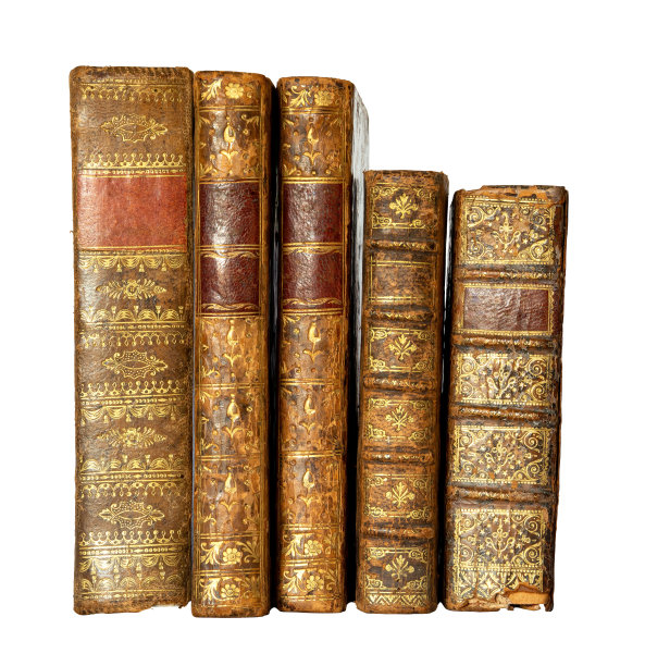 一排皮革封面的古董书和白色的金饰图片下载