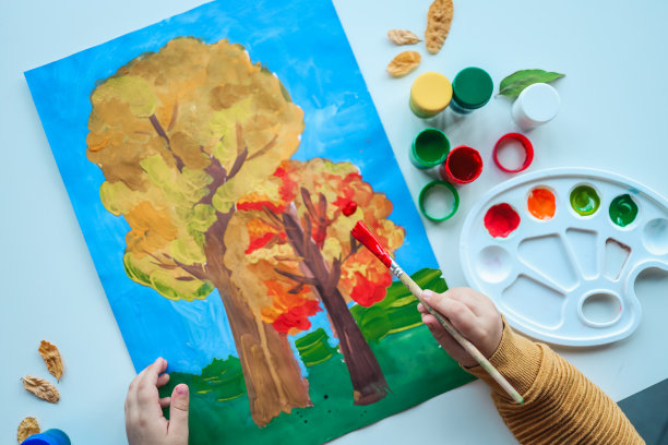 小朋友用颜料画画，绘画大师班图片下载