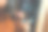 孩子们用粉笔在黑板上画画图片下载