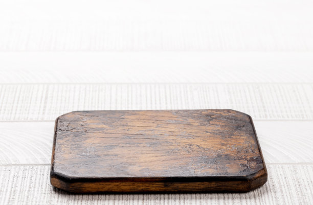 白色餐桌上的木制砧板图片下载