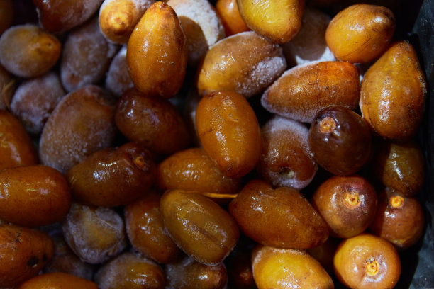 速冻鲜枣质地图案。平铺顶视图健康零食。街边集市上的水果图片下载