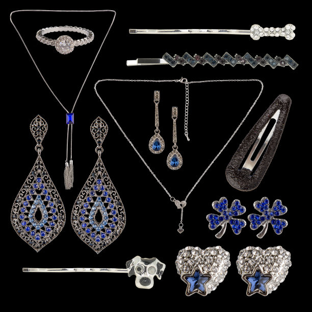 一套黑色背景的珠宝。耳环，发夹，链子，项链。图片下载