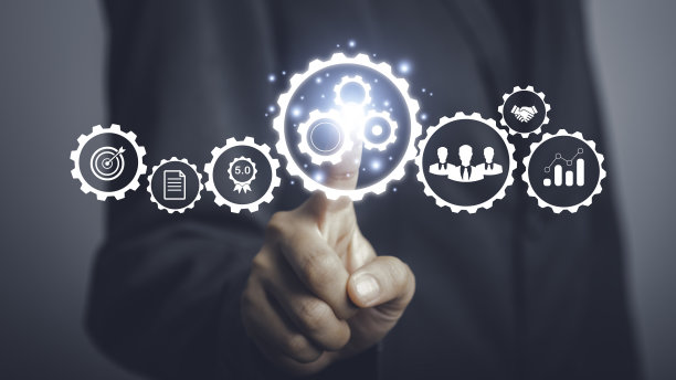 运营管理业务流程控制优化工业技术和工作流概念。高性能，解决问题，质量控制。手触摸齿轮图标。图片下载