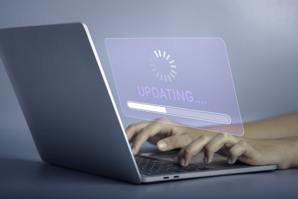 安装软件更新过程，操作系统升级概念。手动使用笔记本电脑，在虚拟屏幕上安装应用程序补丁或应用程序新版本更新进度条。图片下载
