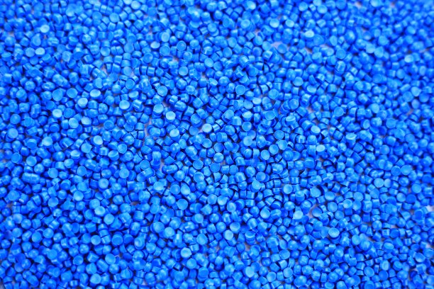 浅蓝色塑料聚合物颗粒特写。聚合物塑料。复合聚合物。聚氯乙烯树脂化合物。用于注塑工艺的有色塑料颗粒。图片下载