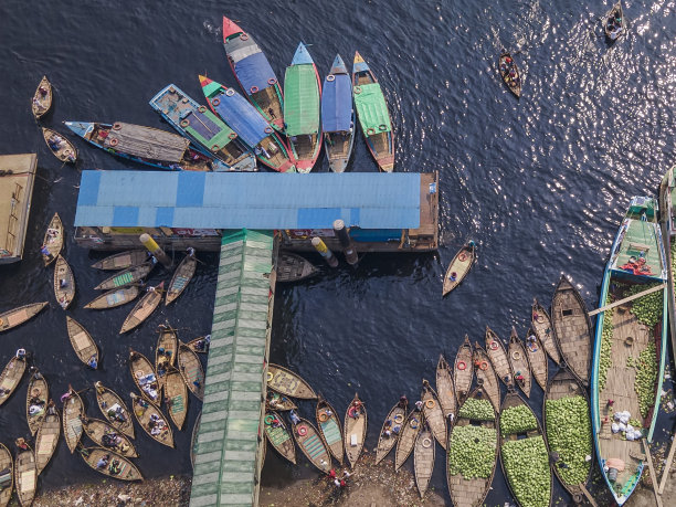 工人们用大篮子从船上卸下西瓜图片下载