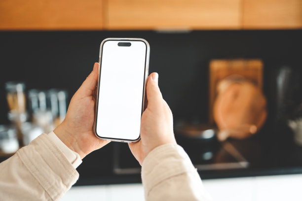 手拿手机，孤立的屏幕在厨房背景图片下载