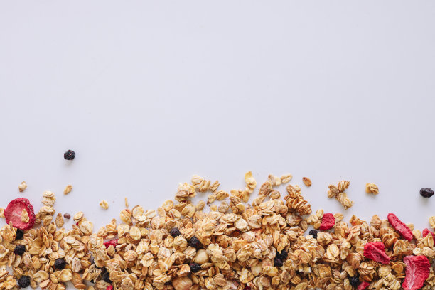 白色背景的格兰诺拉麦片特写，文字空间图片下载