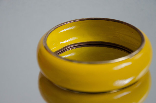 镜子上的黄色手镯图片下载