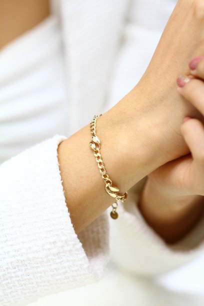 采购产品女性珠宝，金珍珠珠宝手镯和项链，时尚模特美丽，长金色头发图片下载