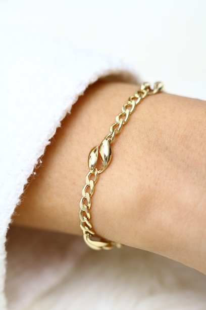 采购产品女性珠宝，金珍珠珠宝手镯和项链，时尚模特美丽，长金色头发图片下载