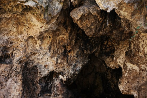 洞穴入口，不同深浅的岩石图片下载