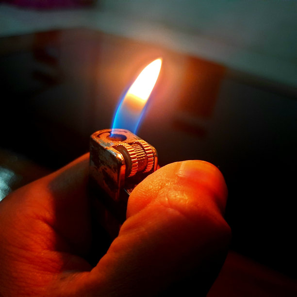 某人的手拿着打火机。近距离图片下载
