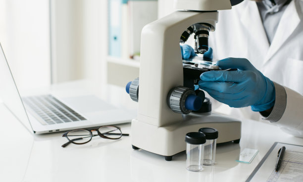 科学家、微生物学家或学生在实验室使用显微镜进行医学测试和研究，特写镜头图片下载