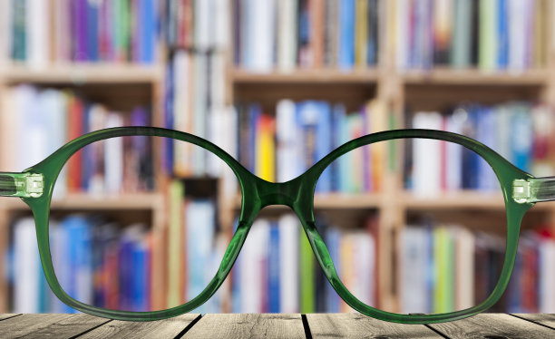 眼镜带在迷离的书架前图片下载