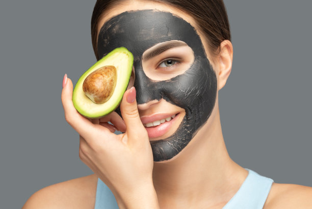 在美容院给漂亮女孩做碳脱皮手术。牛油果女孩。硬件美容处理。图片下载