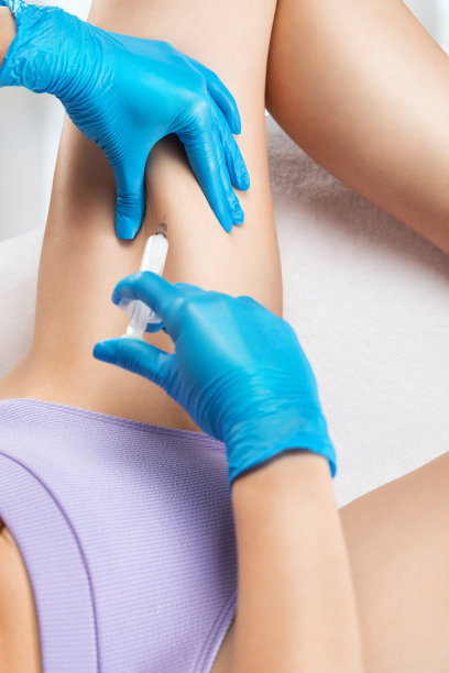 脂肪溶解注射燃烧脂肪的大腿，腿和大腿的一个女人。美容院里的女性美容。图片下载