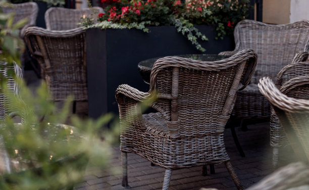 空柳条桌椅图片下载