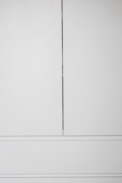 现代轻型木质橱柜。图片下载