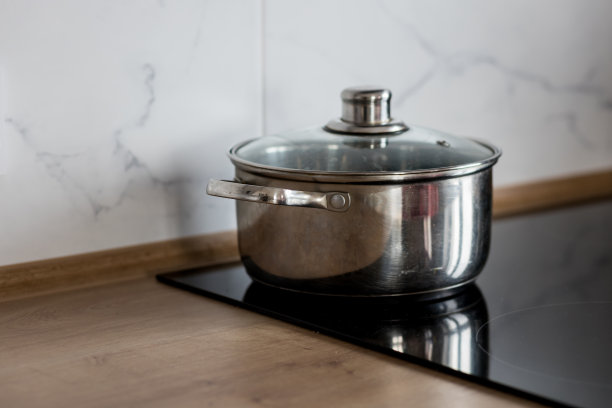 电磁炉上的金属锅。图片下载