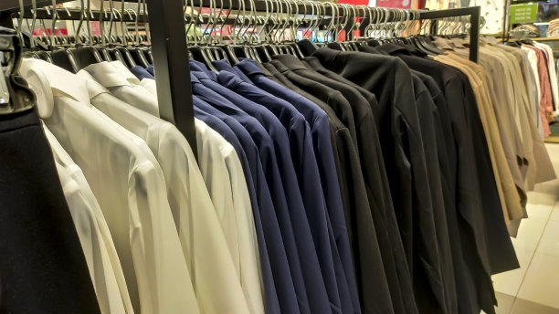 一幅布匹陈列挂在店铺里，很好的用于商业和营销素材的库存照片。图片下载