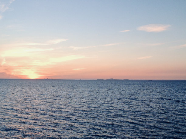 俯瞰英国威尔士彭布罗克郡海岸的令人惊叹的海景，太阳在水面上落下图片下载