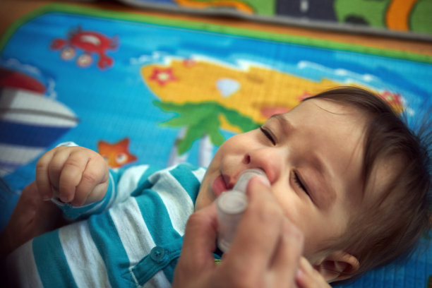 妈妈用盐水洗鼻清洁宝宝的鼻子图片下载