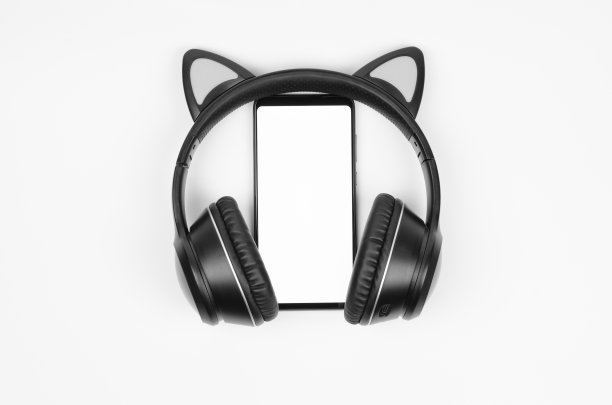 无线耳机和智能手机在白色背景，俯视图图片下载