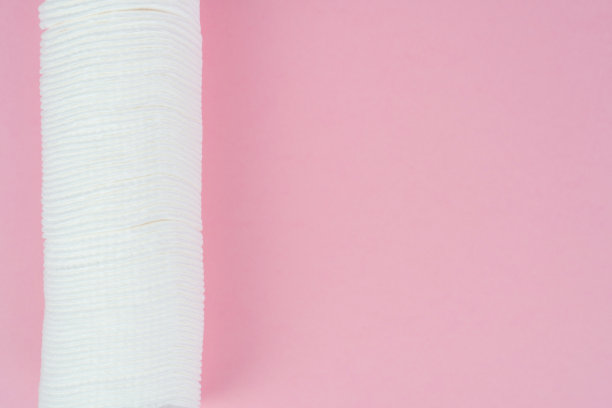 棉垫堆叠在粉红色的背景与空白。图片下载