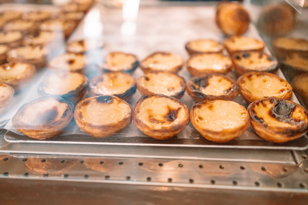 蛋挞，传统的葡萄牙甜点，咖啡馆橱窗上的彩绘蛋挞图片下载