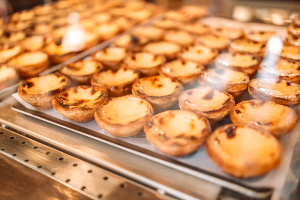 蛋挞，传统的葡萄牙甜点，咖啡馆橱窗上的彩绘蛋挞图片下载