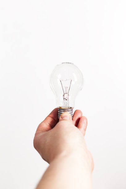 人手握着灯泡图片下载