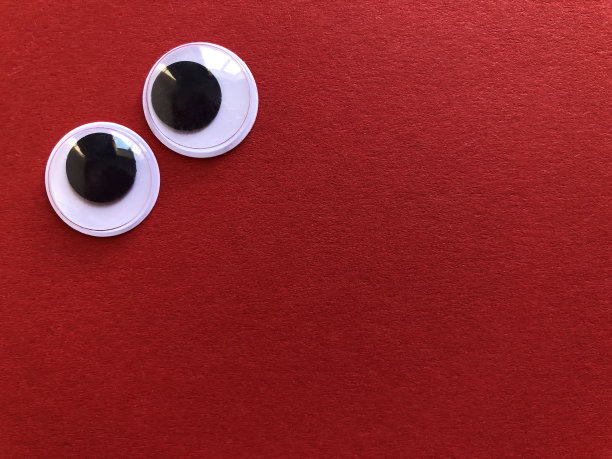 红色背景上的谷歌眼睛，还有文字空间图片下载