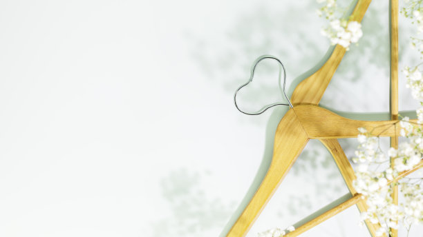 木制衣架在心形与白色春天花复制空间图片下载