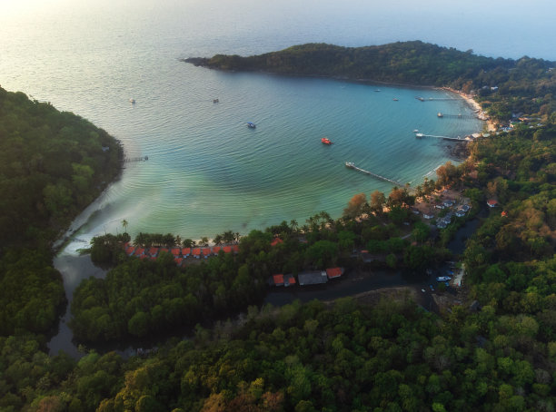 在泰国Koh Kood的Bang Bao海滩的木码头的俯视图，在一个阳光灿烂的日子。图片下载