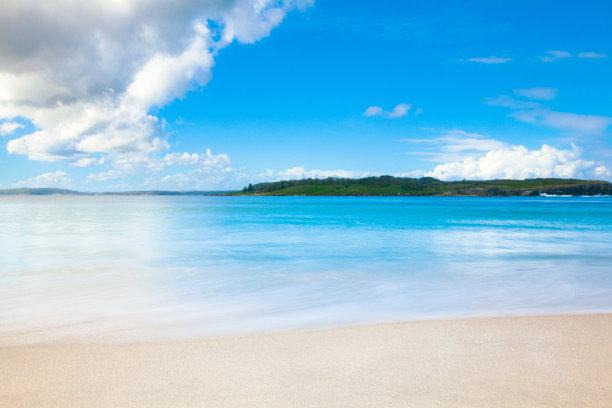 在阳光明媚的日子里，明亮的蓝色海洋和白色沙滩的完美条件图片下载