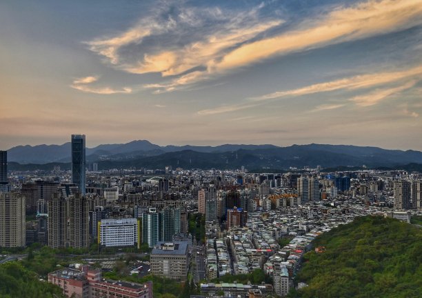 高楼、高山、森林和云图片下载