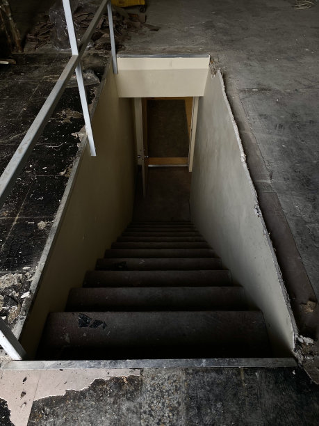 通往地下室的楼梯图片下载