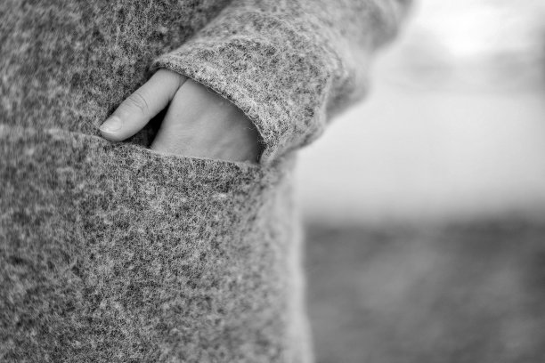 把手放在口袋里图片下载