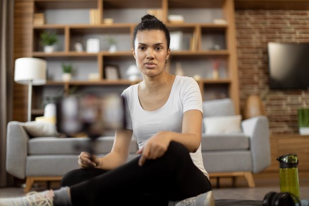 体育博主进行远程在线健身训练图片下载