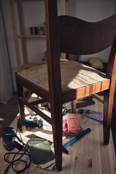 小型家庭作坊，家具修理和修复。图片下载