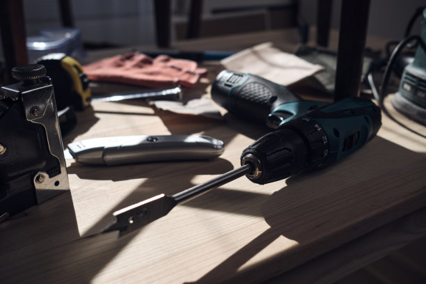 小型家庭作坊，家具修理和修复。图片下载