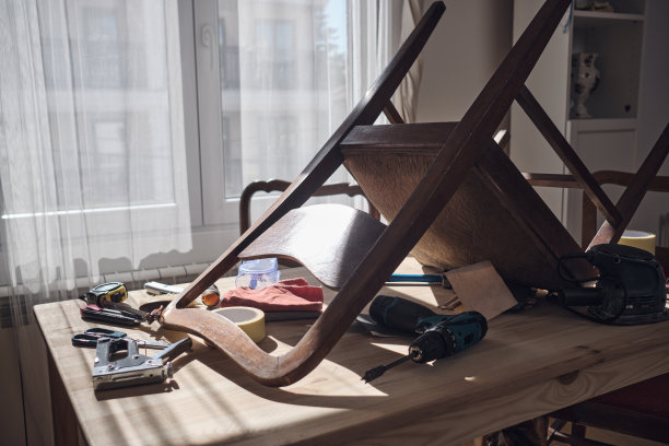 小型家庭作坊，家具修理和修复。图片下载