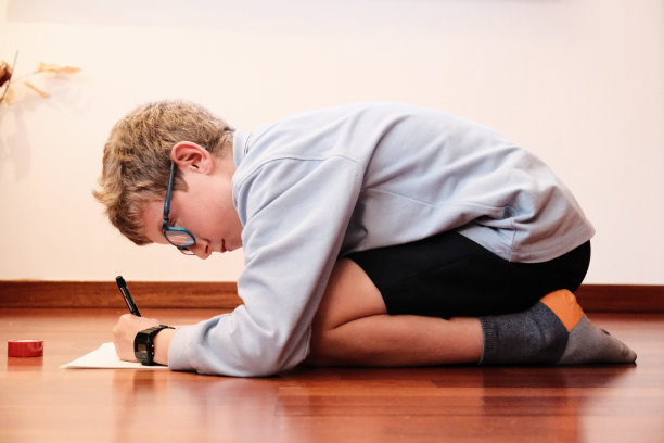 孩子做作业图片下载